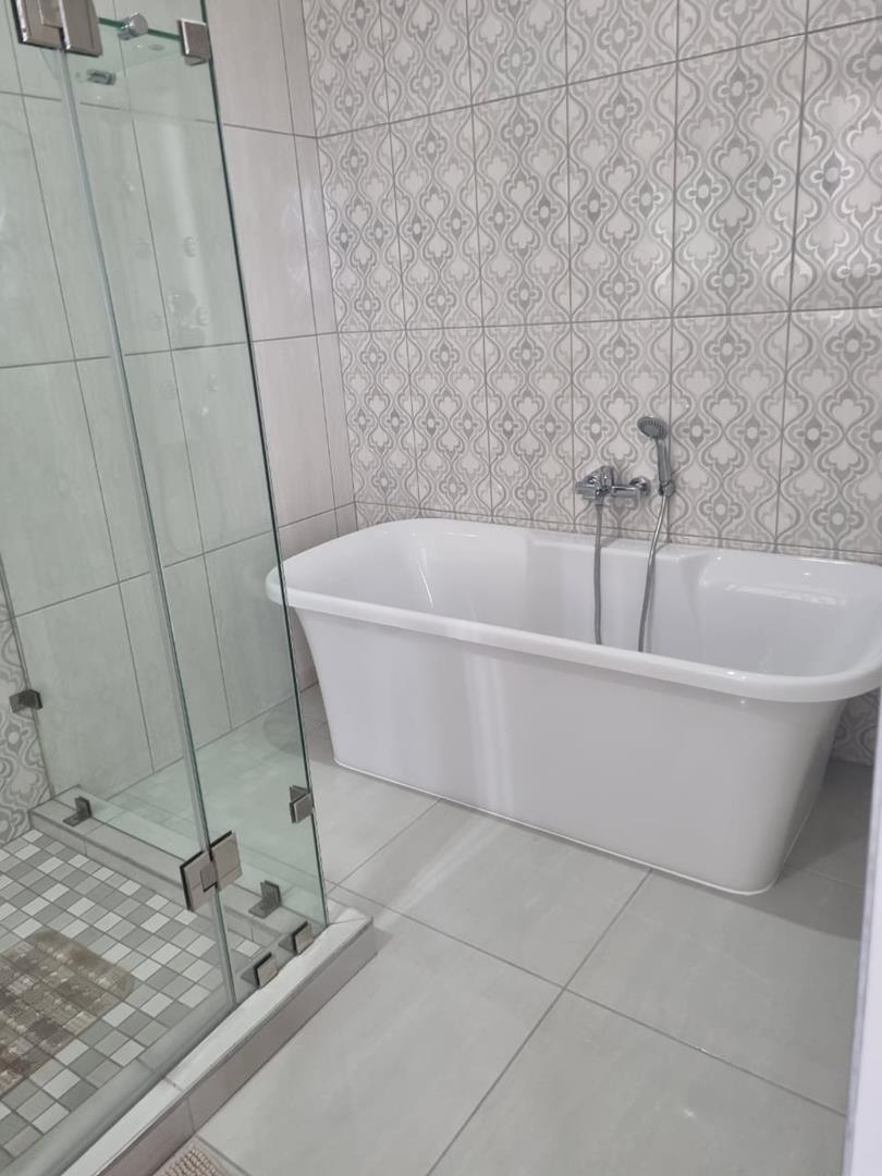 5 Bedroom Property for Sale in Meerhof North West